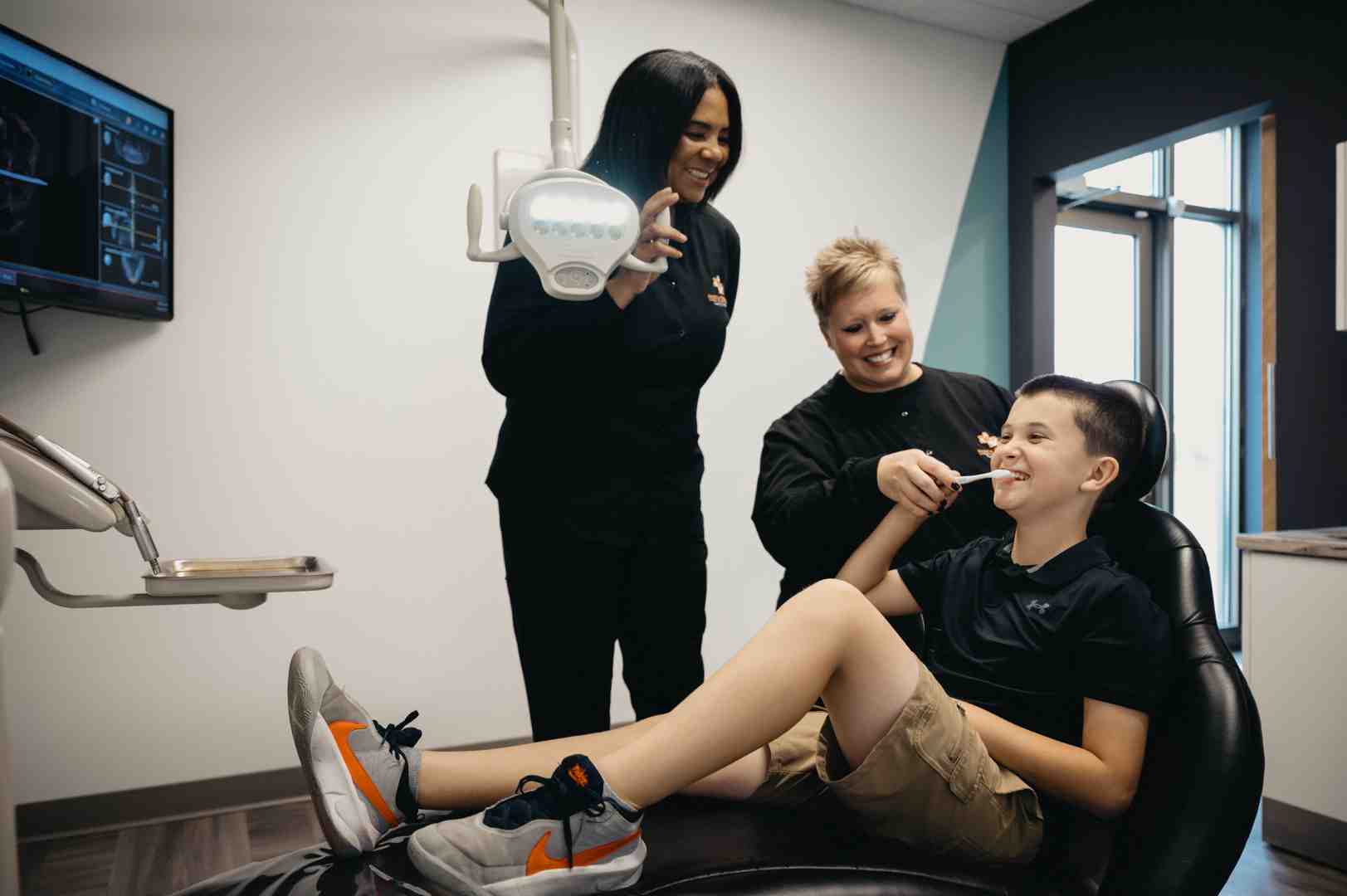 friendly dentist talking to a child patient - find a good dentist