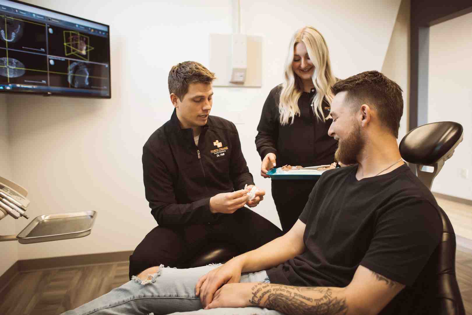 patient filling out form in waiting room - find a good dentist