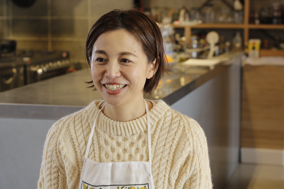 屋内, 人, テーブル, 若い が含まれている画像AI 生成コンテンツは誤りを含む可能性があります。