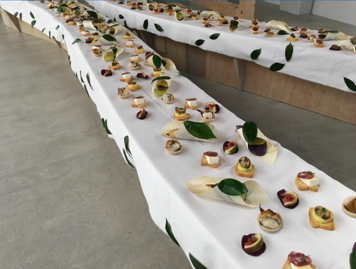 テーブル, 皿, 食品, 座る が含まれている画像AI 生成コンテンツは誤りを含む可能性があります。