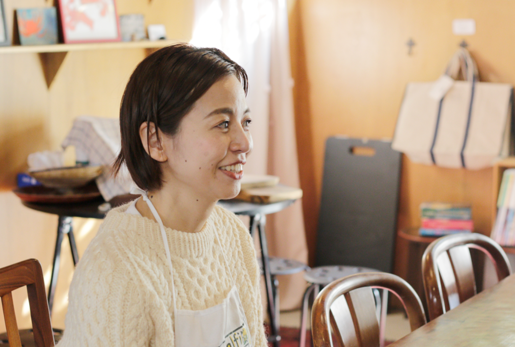 屋内, 人, テーブル, 椅子 が含まれている画像AI 生成コンテンツは誤りを含む可能性があります。