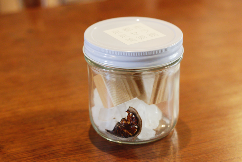 木製テーブルの上にカップに入った飲み物AI 生成コンテンツは誤りを含む可能性があります。