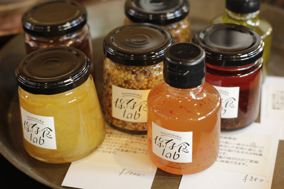 屋内, テーブル, 食品, カップ が含まれている画像AI 生成コンテンツは誤りを含む可能性があります。