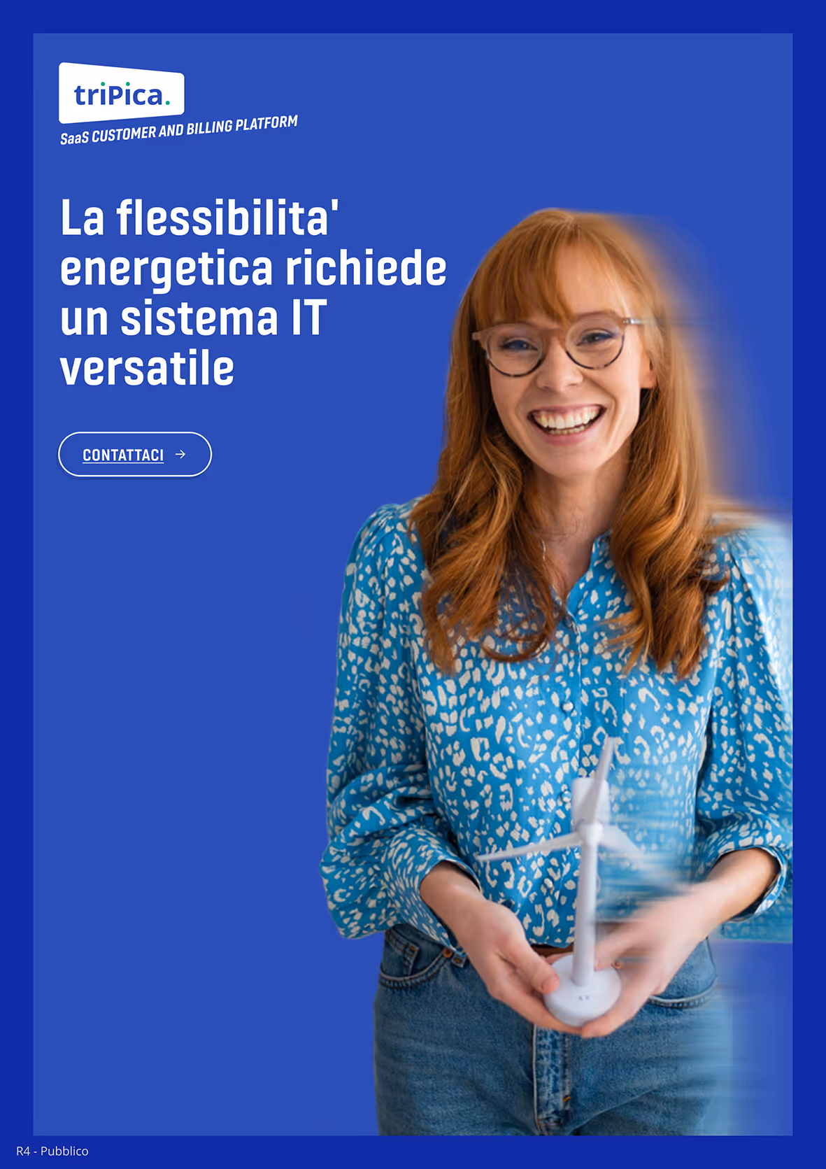 Smiling woman with red hair and glasses holding a small spinning wind turbine model on a blue background with Italian text about energy flexibility requiring a versatile IT system.