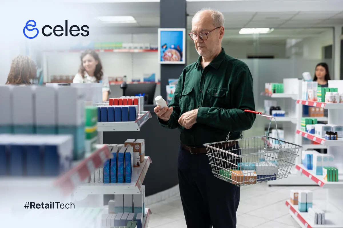 Hombre mayor comparando medicamentos en una farmacia moderna, representando tecnología en el retail farmacéutico con Celes