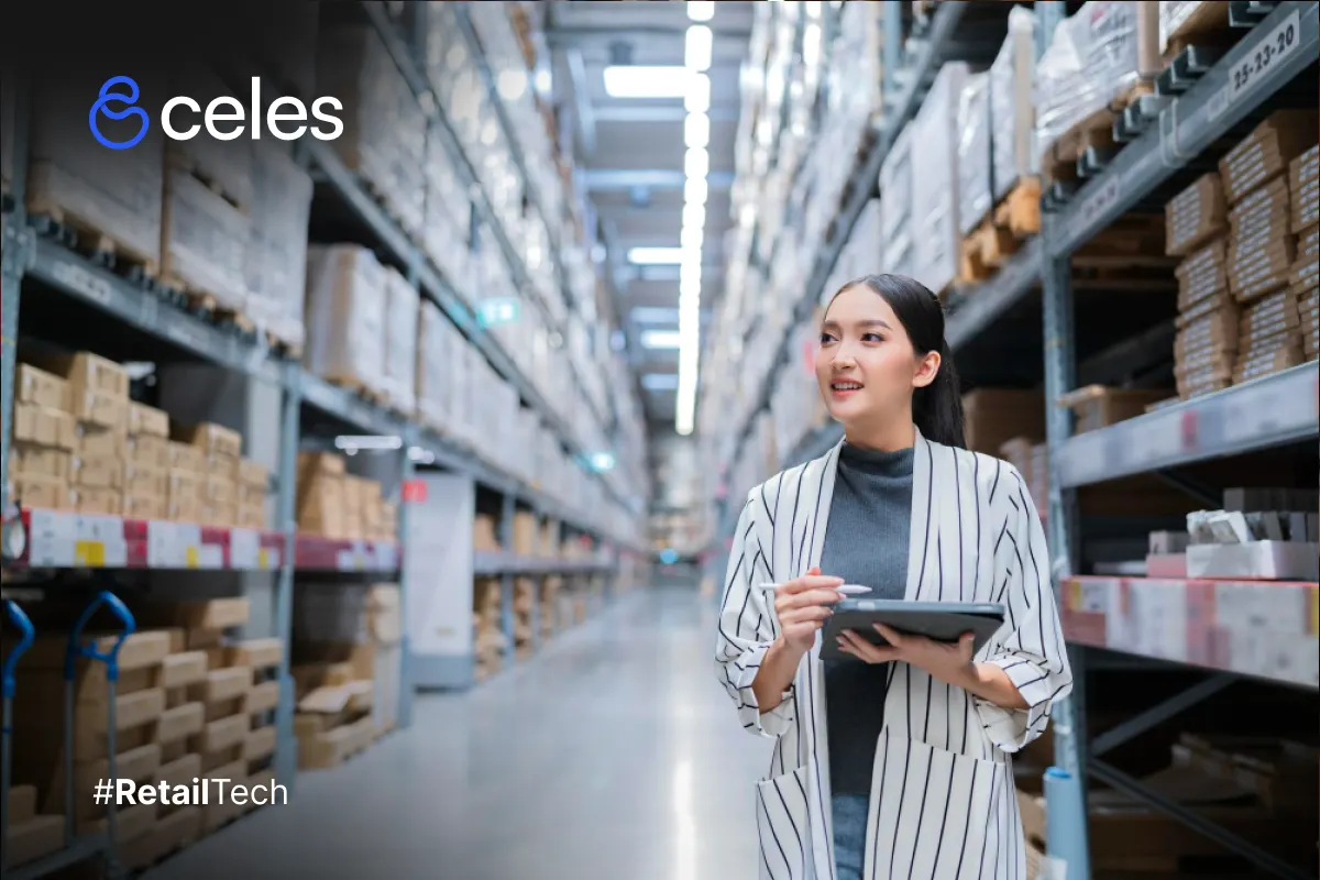 Imagen de mujer en almacen supervisando inventarios portada para blog La revolución de la IA en pronósticos de compra para inventarios eficientes