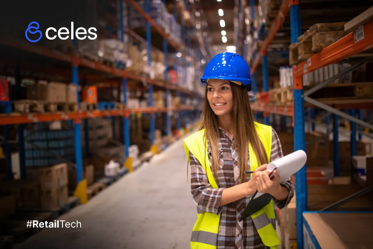 imagen de mujer realizando revisión de inventario imagen para portada de blog Estrategias para eliminar el sobrestock y realizar las entregas de pedidos a tiempo