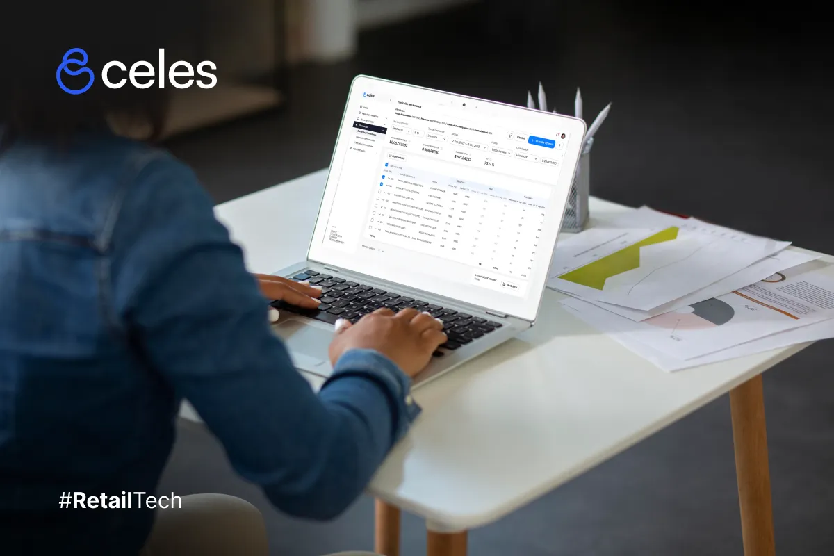 Mujer emprendedora feliz revisando el dashboard de Celes en su MacBook: software de gestión para retail que optimiza compras, previene quiebres de stock y mejora la eficiencia operativa