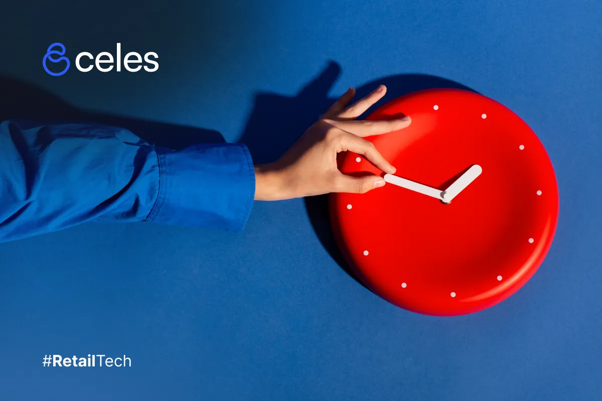 Imagen conceptual de retail tech: mano ajustando reloj rojo innovador sobre fondo azul, representando eficiencia temporal en soluciones tecnológicas para el comercio minorista #RetailTech