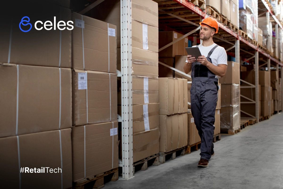 Colaborador de CEDI usando el Software de control de inventarios