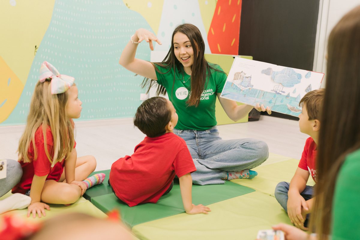 Maestra VEIE con niños