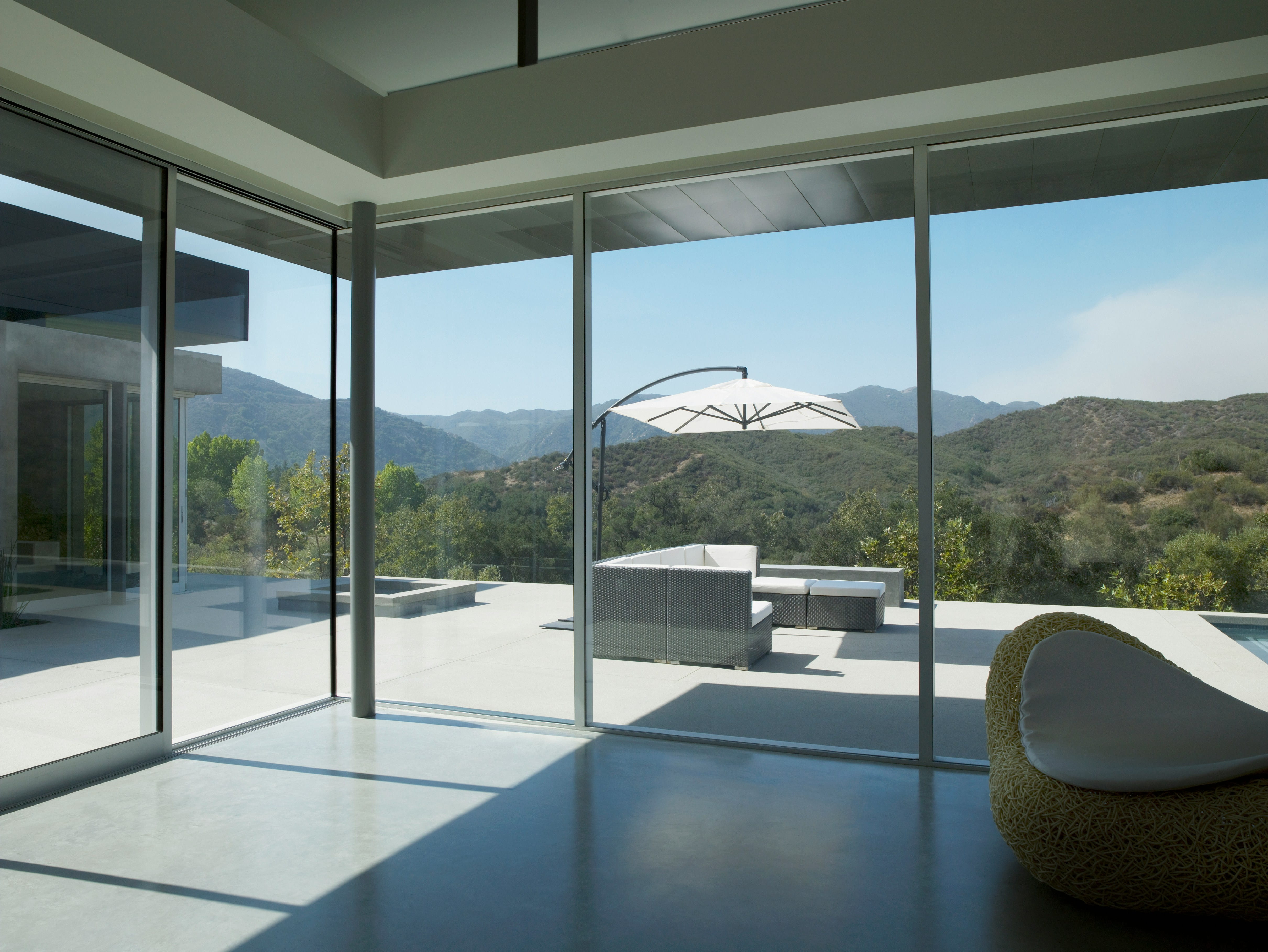 Glass-walled vacation home overlooking the hills