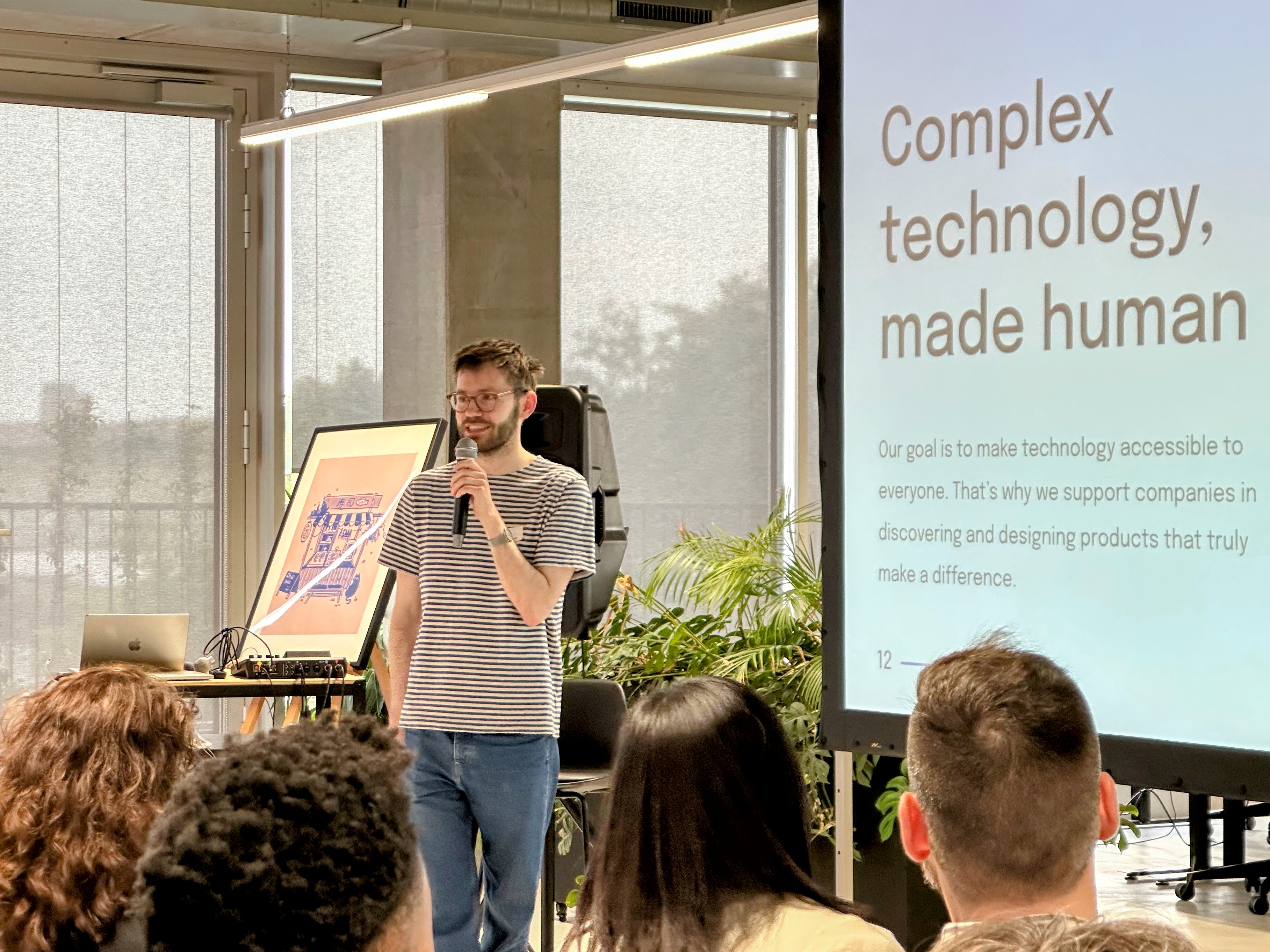 designers kijken naar een scherm