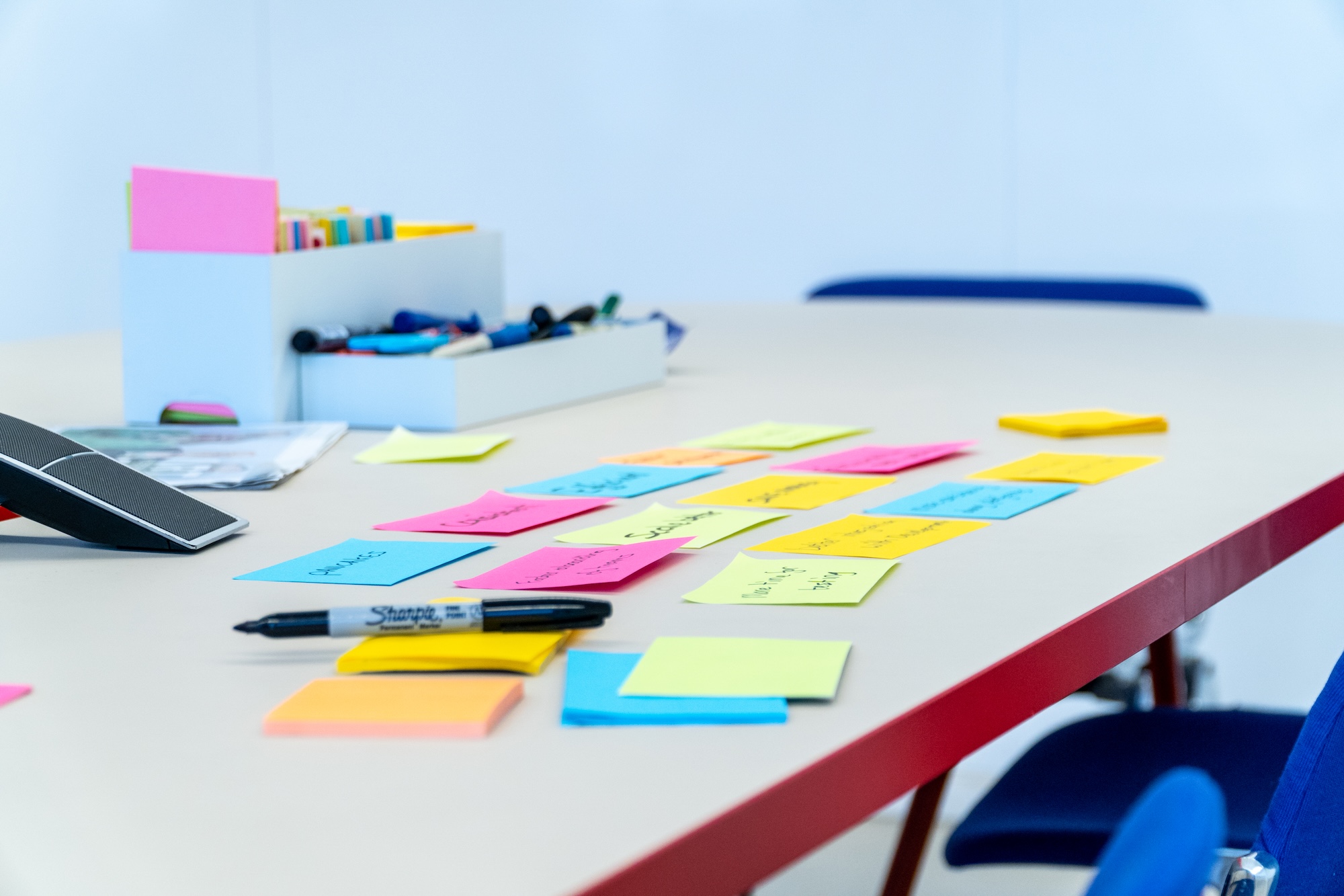 designers kijken naar een scherm