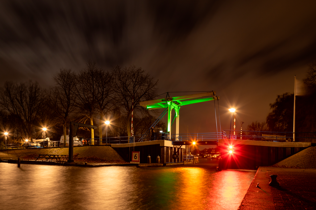 Werken aan de technische installaties van bruggen.