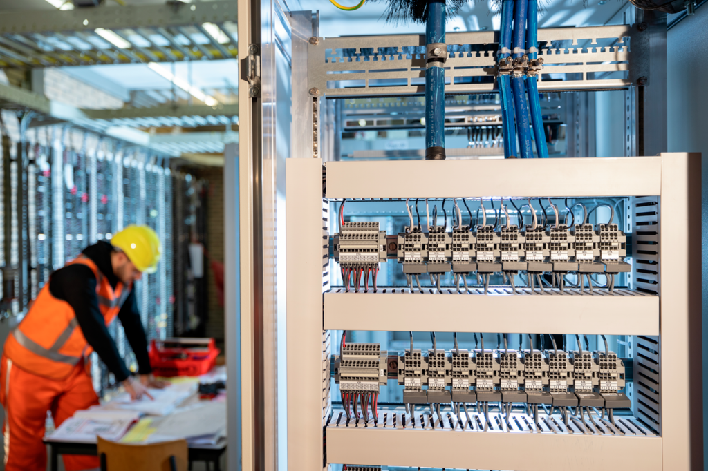Monteur Energievoorziening: het installeren en aanpassen van voedingen in onderstations, hoogspanningskasten en relaishuizen.
