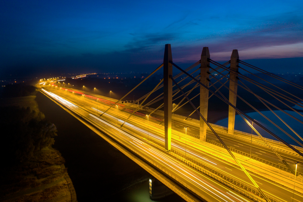 Werken aan de installaties van bruggen