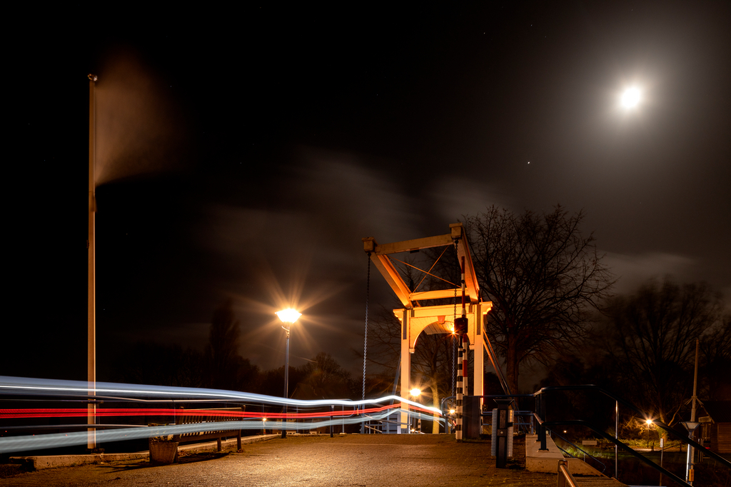 In deze rol werk je aan technische installaties voor bruggen en sluizen, waarbij elektrotechniek en installatietechniek een cruciale rol spelen.