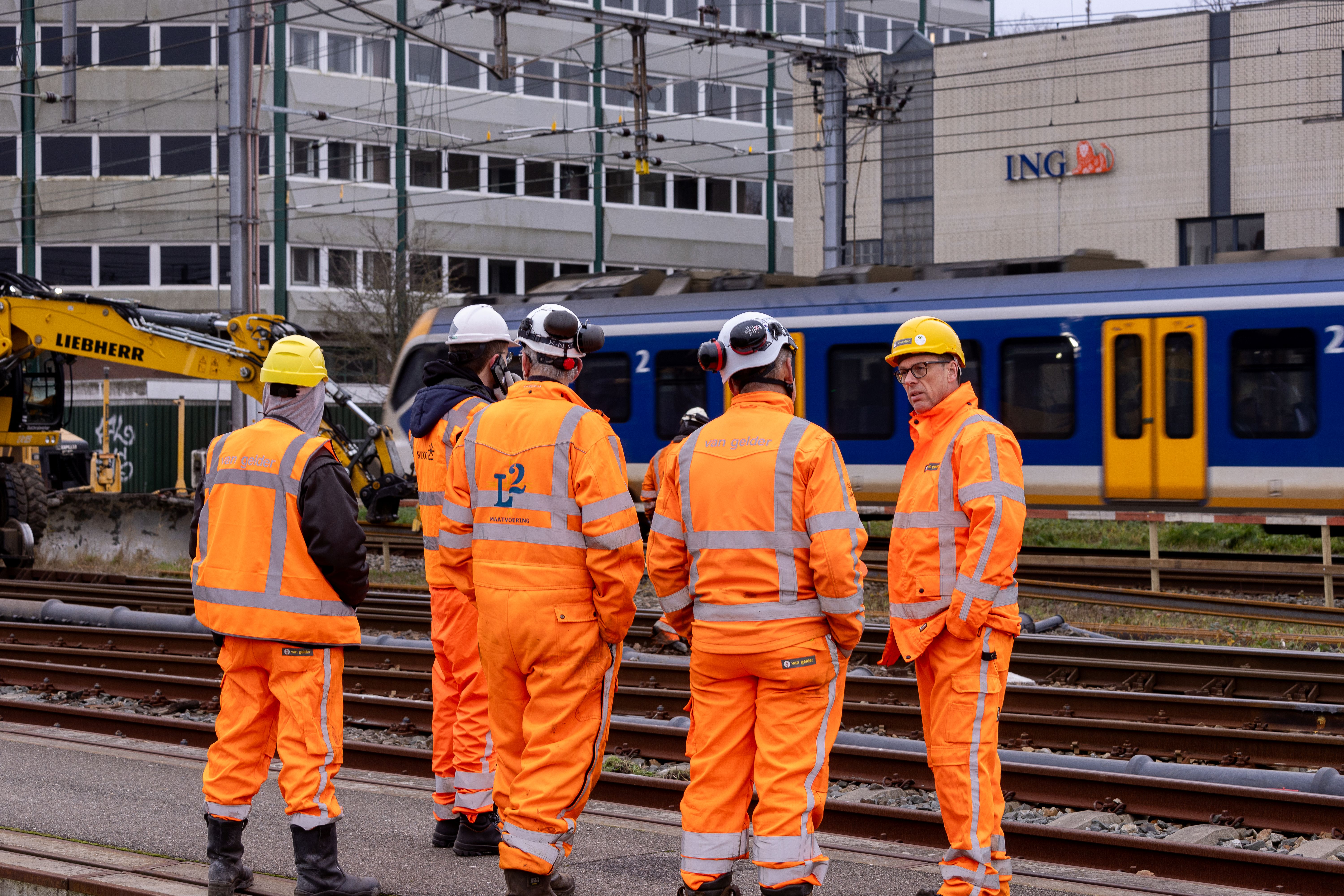 Business Partner Veiligheid Rail in overleg aan het spoor.