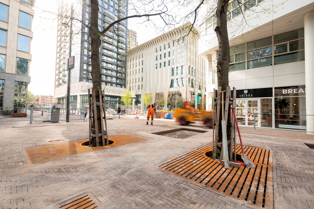 Je opereert tussen de business en het management.