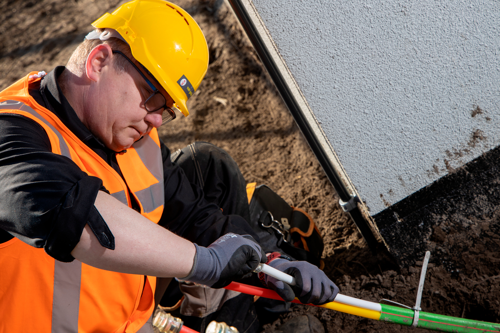 Telecom monteur van Van Gelder legt kabels aan voor netwerkverbinding
