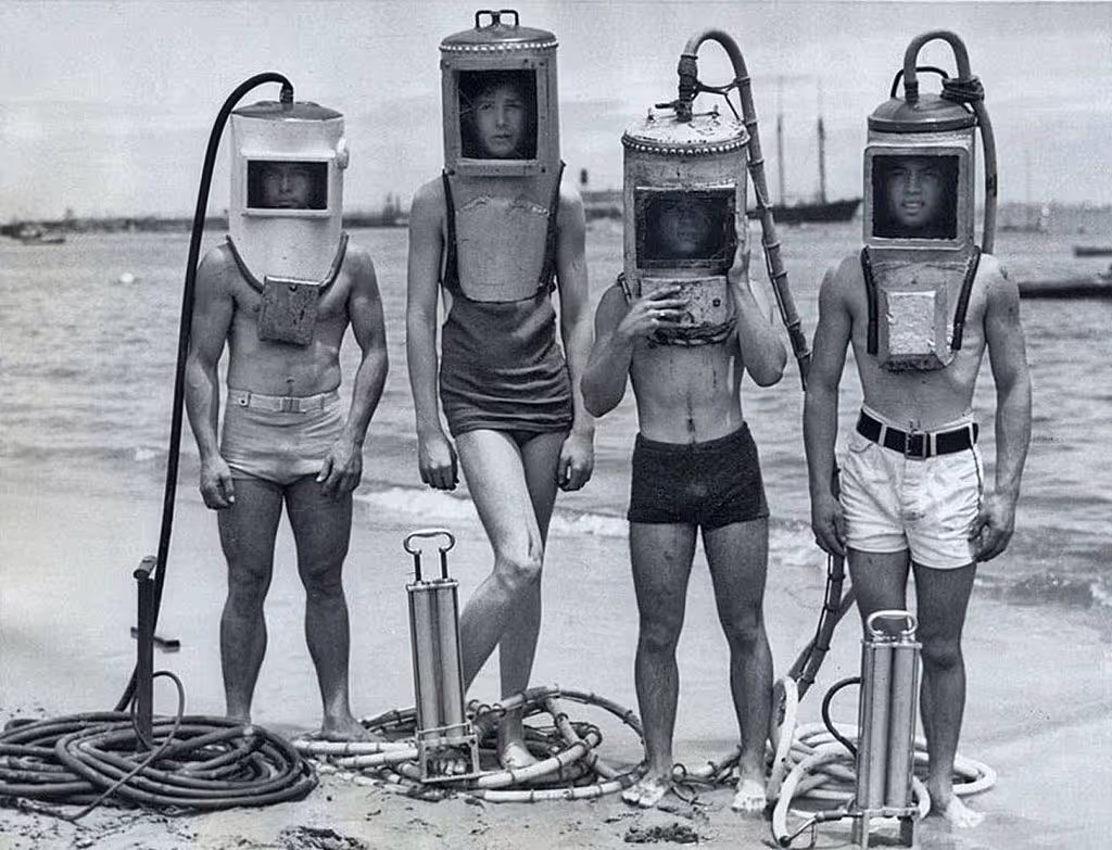 Scaphandriers sur une plage, photo d'archive