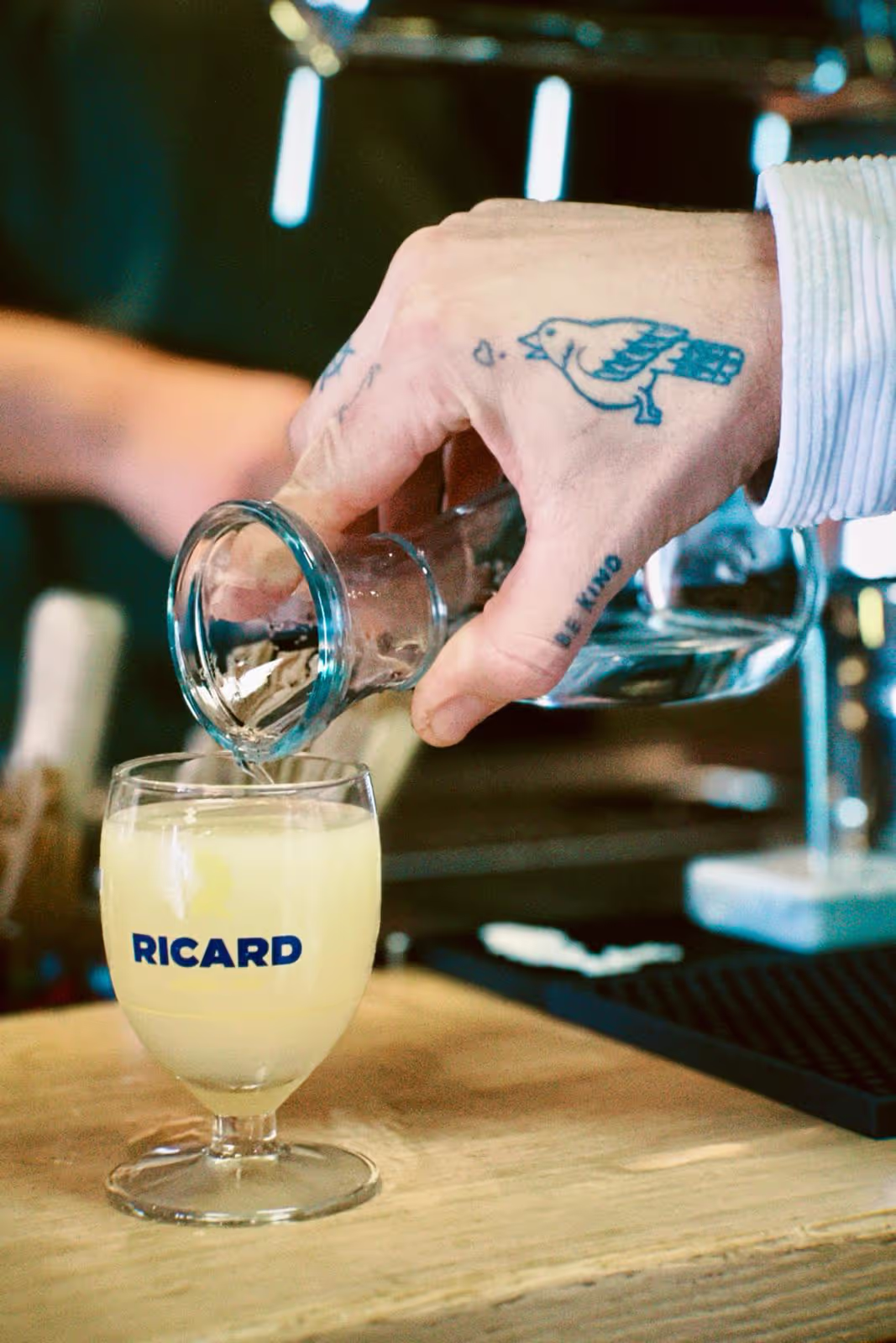 Un pastis servi au comptoir