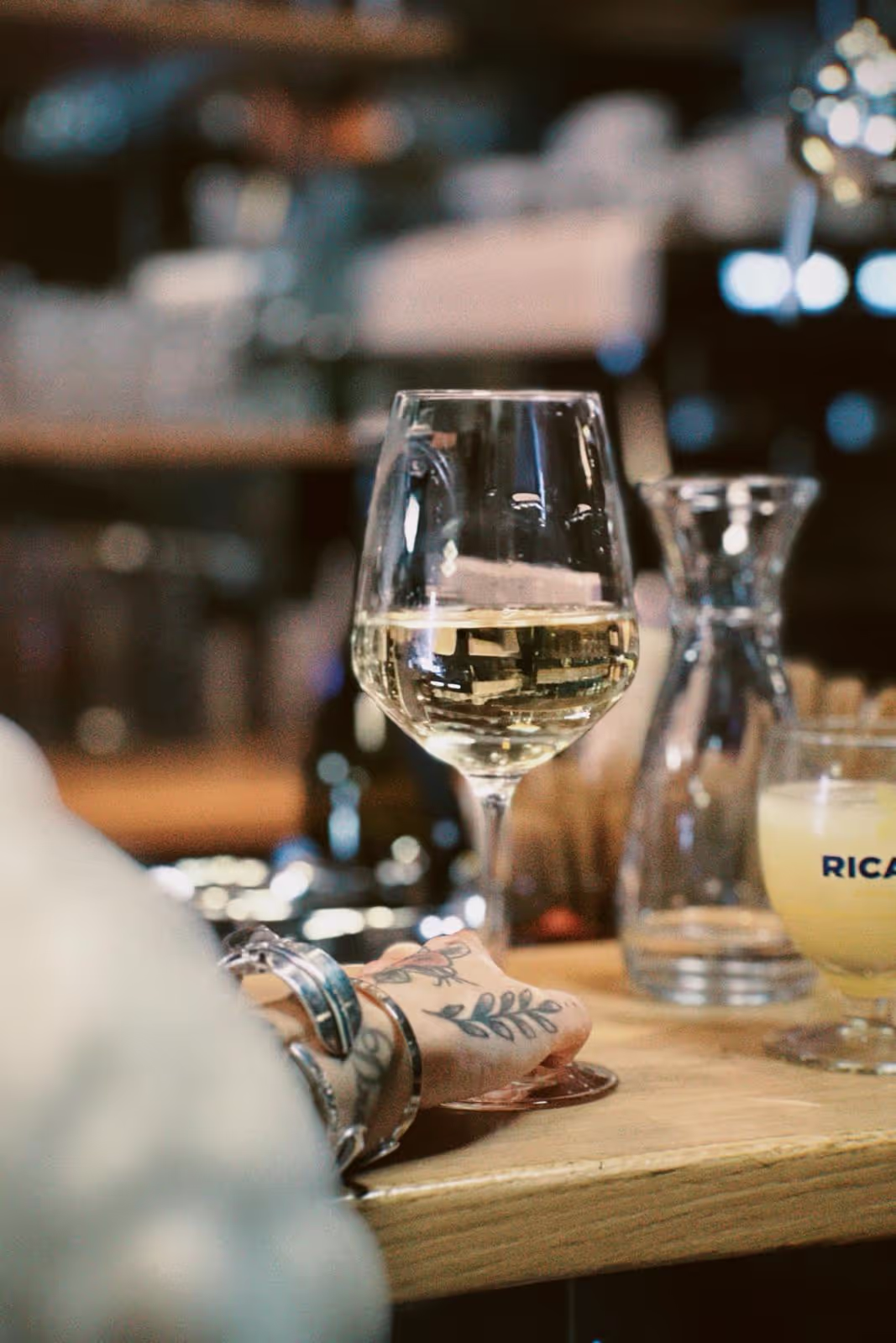 Un verre de vin blanc au bar