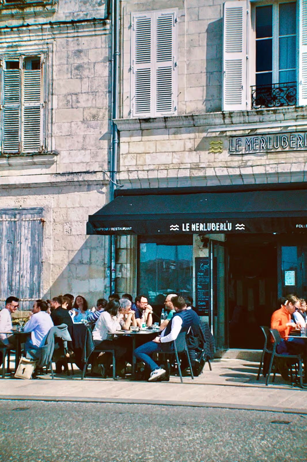 La façade et la terrasse du Merluberlu, quai Valin
