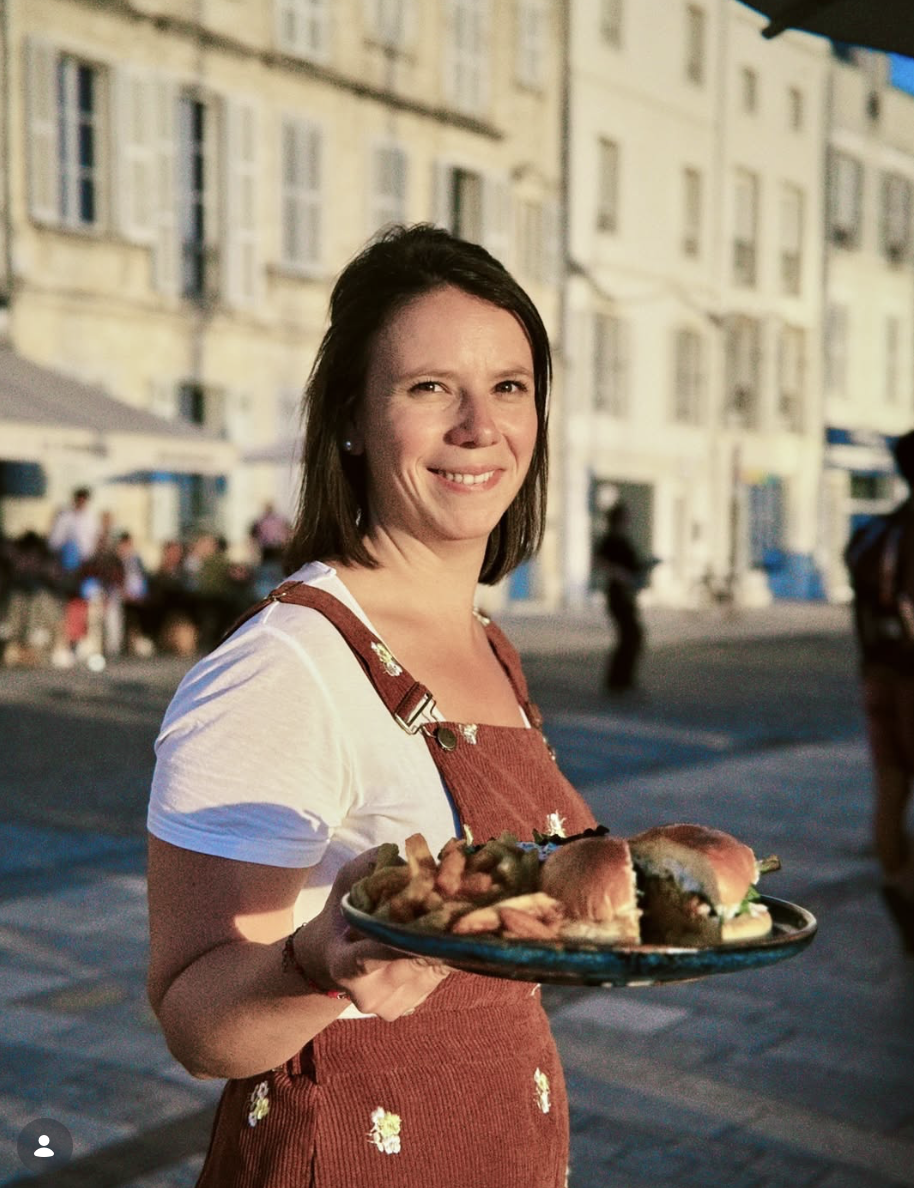 Une serveuse de l'équipage avec une assiette de tapas