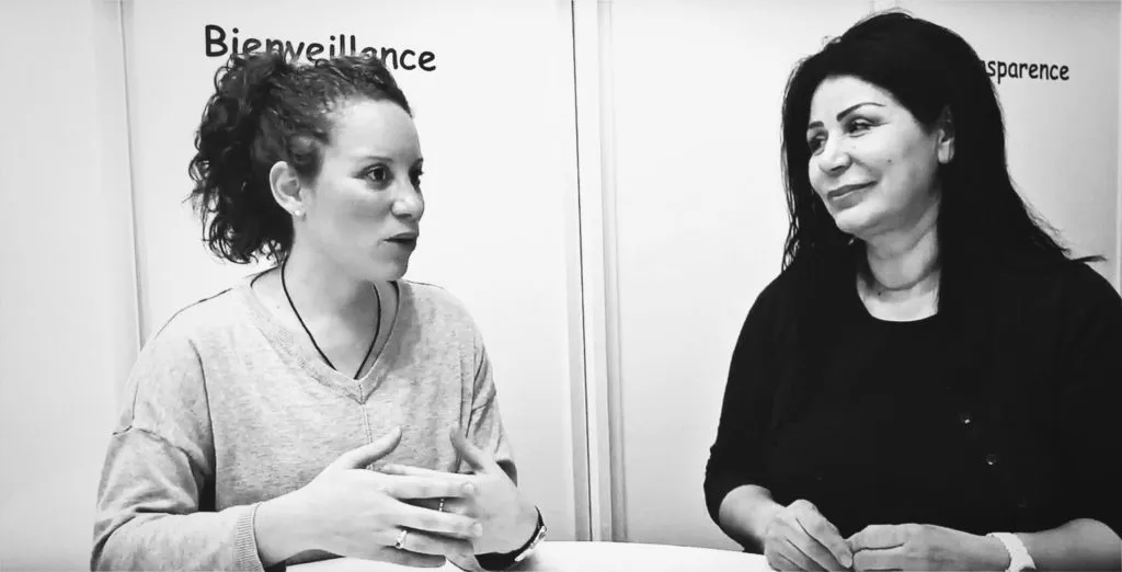 le-metier-d-auxiliaire-de-vie-accompagne-tous-les-besoins-d-une-personne-agee