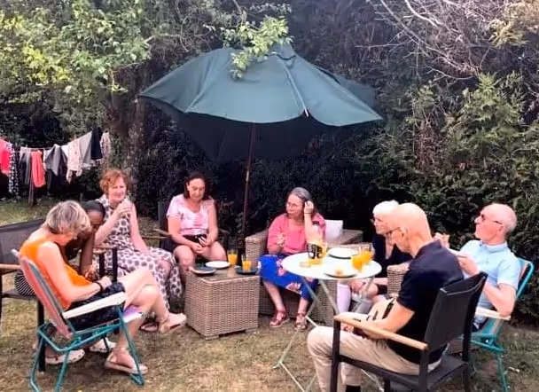 Colocataires dans le jardin 