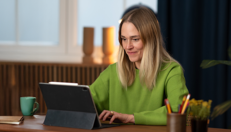 Eine Mitarbeitende arbeitet an ihrem Laptop