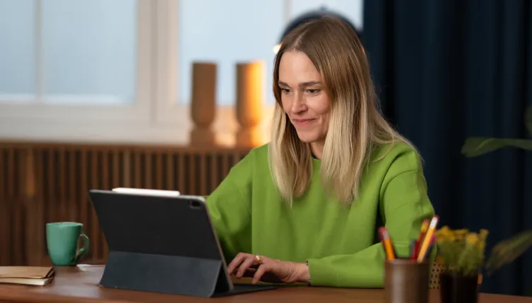 Eine Mitarbeitende arbeitet an ihrem Laptop