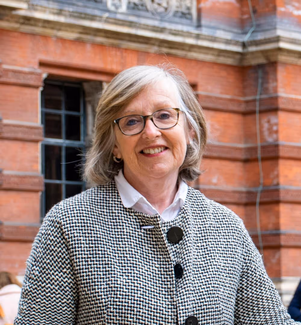 Janice is a wonderful guide. After working in marketing for several companies, she decided a few years ago to become a tour guide and show tourists the city she lives in and loves, London.