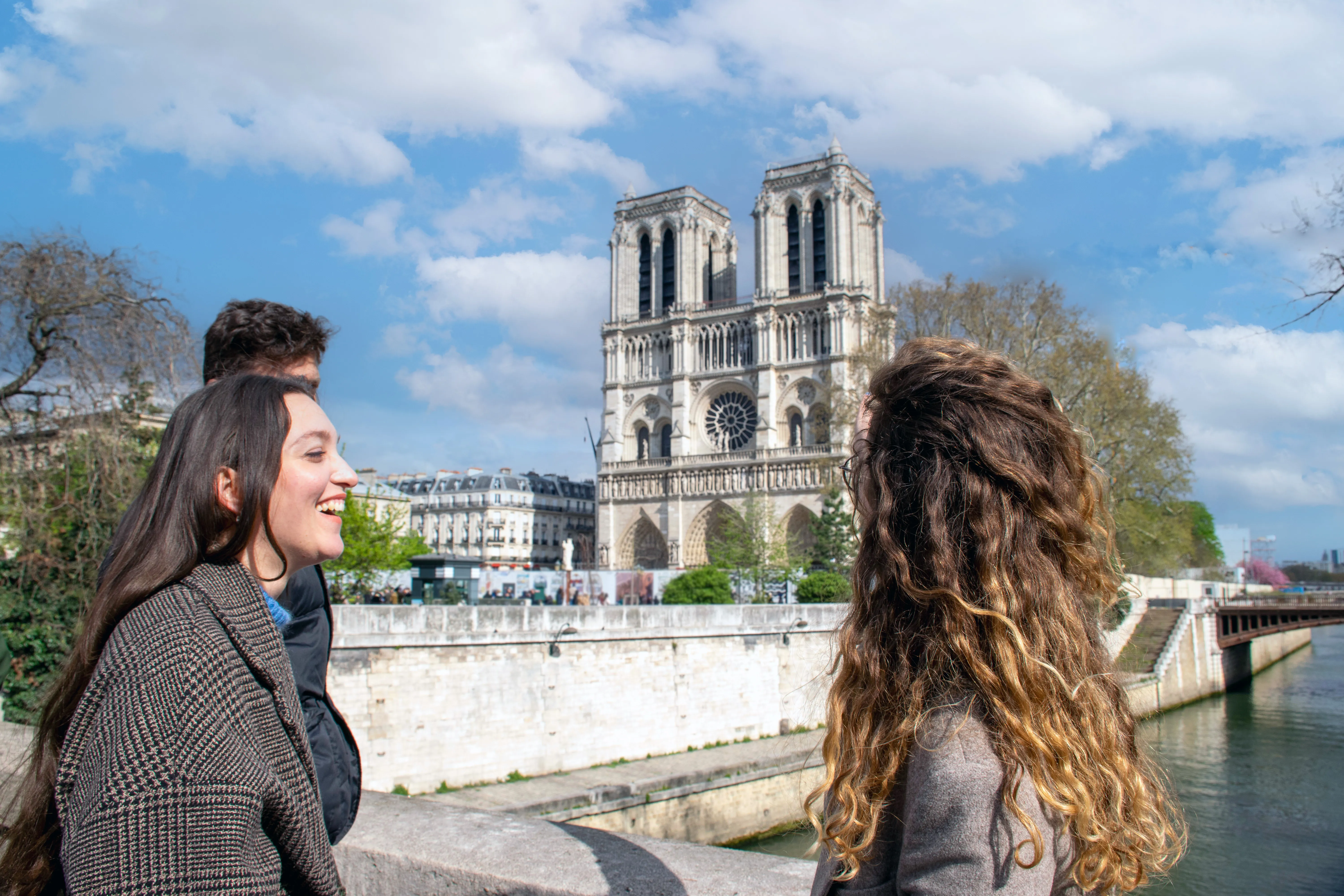 ¿Cómo puedo visitar la catedral de Notre-Dame?