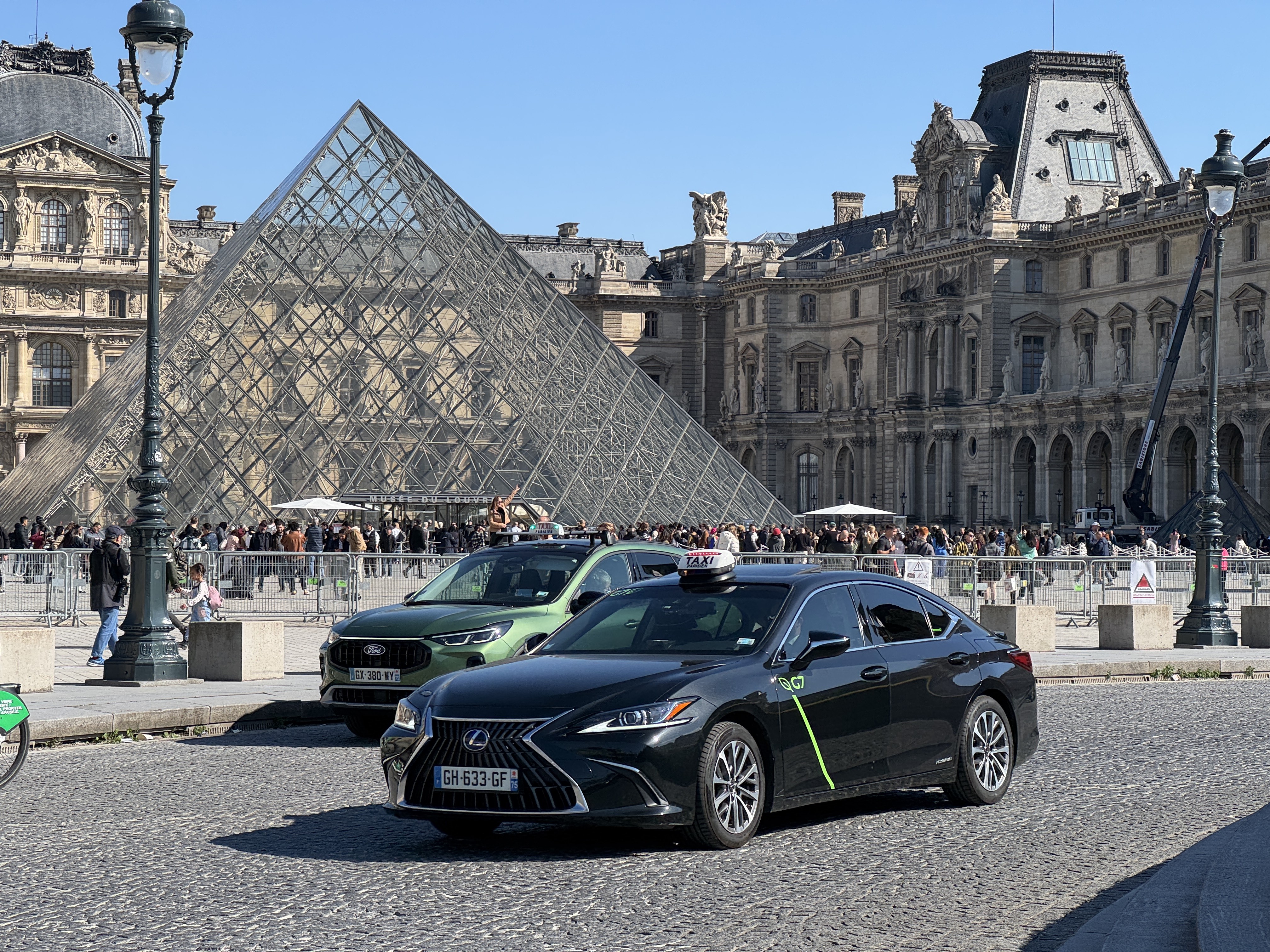 🚖 Taxis and Ride-Hailing Services: Getting to and from Paris Airports