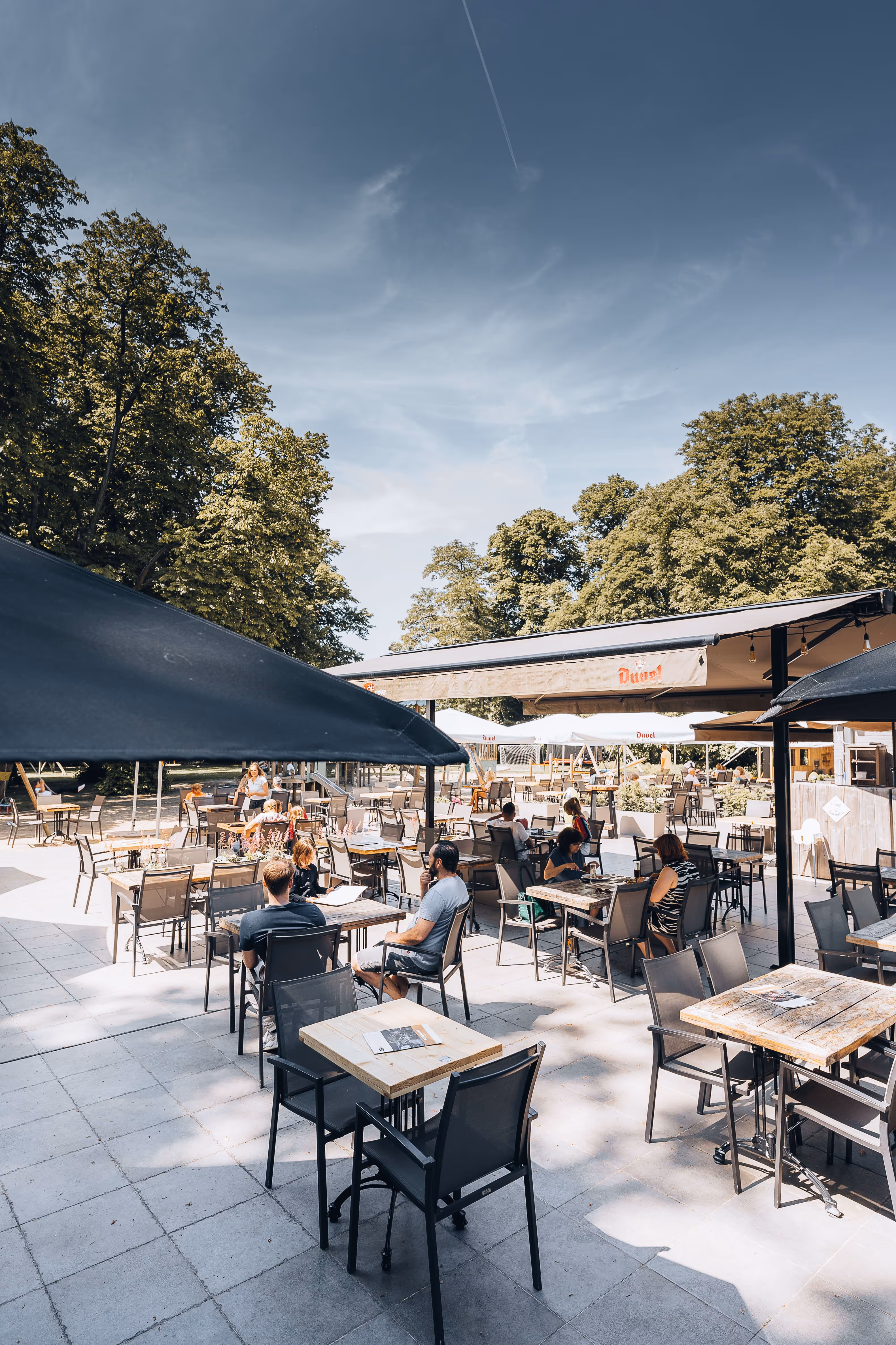 Modern buiten dineren