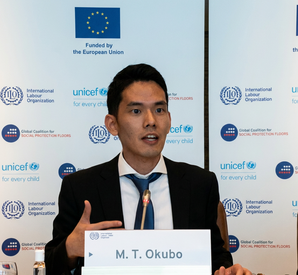 tomoo giving presentation