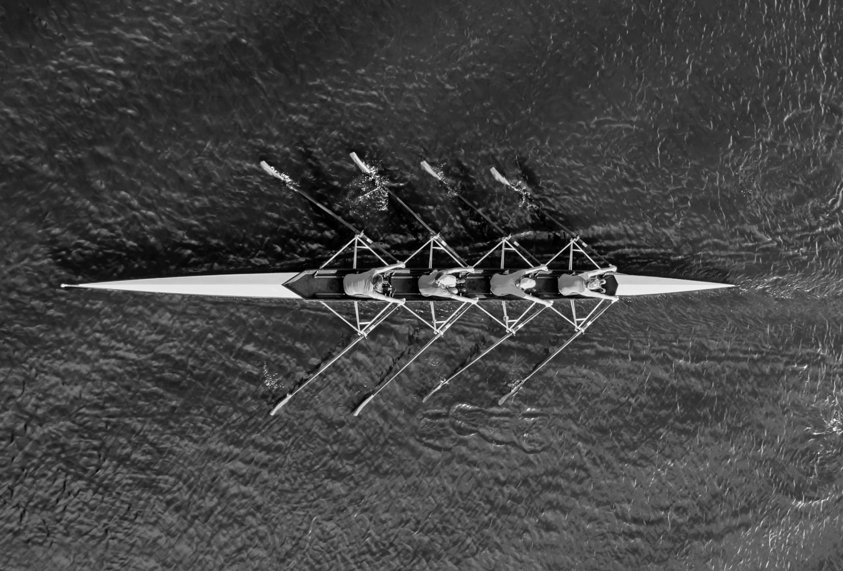 Huit d'aviron vu du ciel, image de la coordination d'une équipe dirigeante
