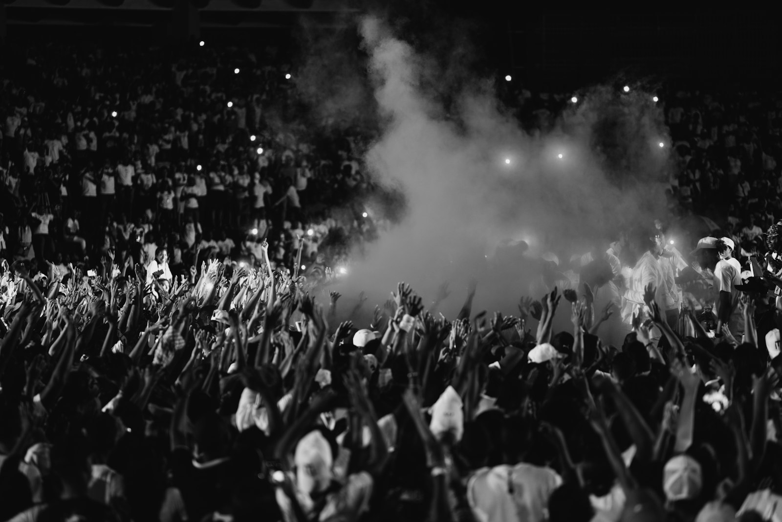 Foule de supporters dans un stade, la nuit