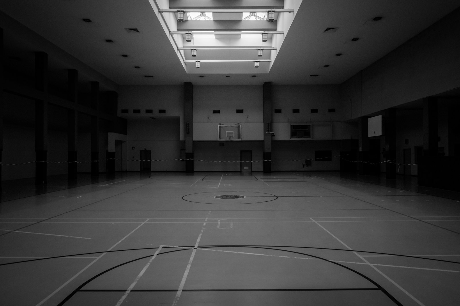 Gymnase vide et ses traces au sol