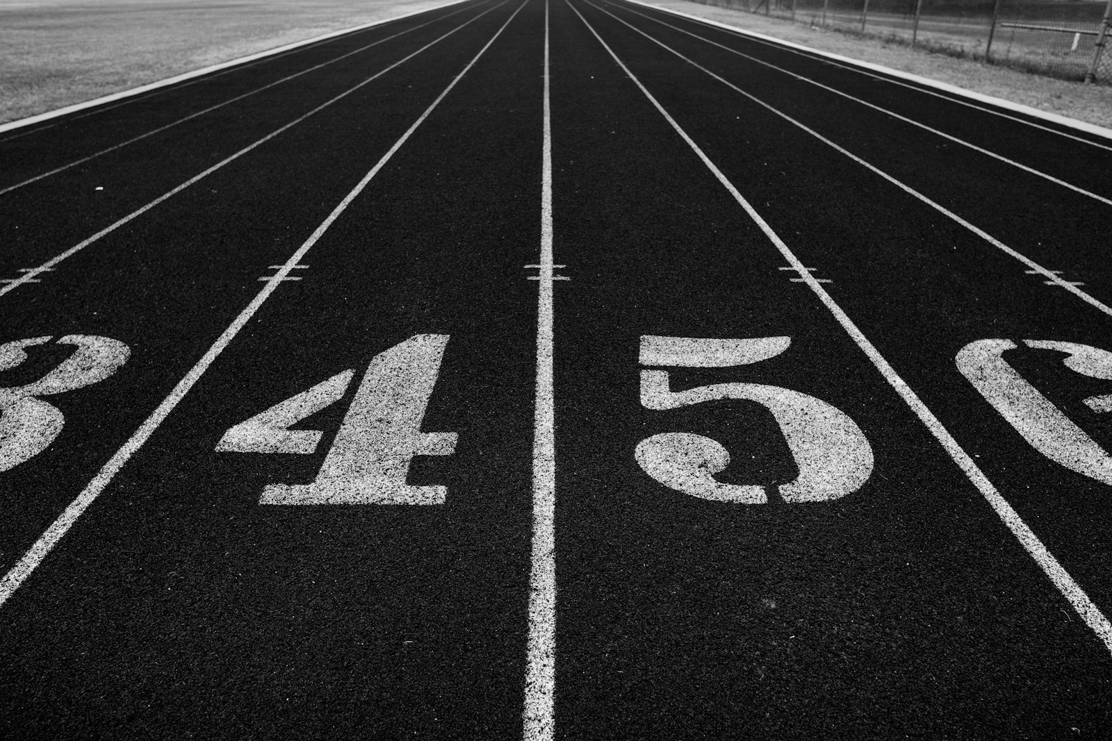 Couloirs numerotes d'une piste d'athletisme