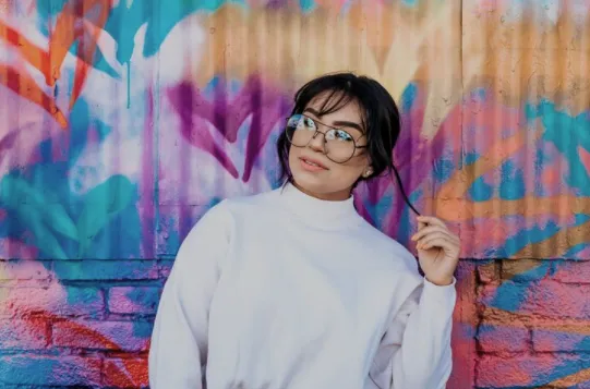 Women set up loan agreement with friends quickly.