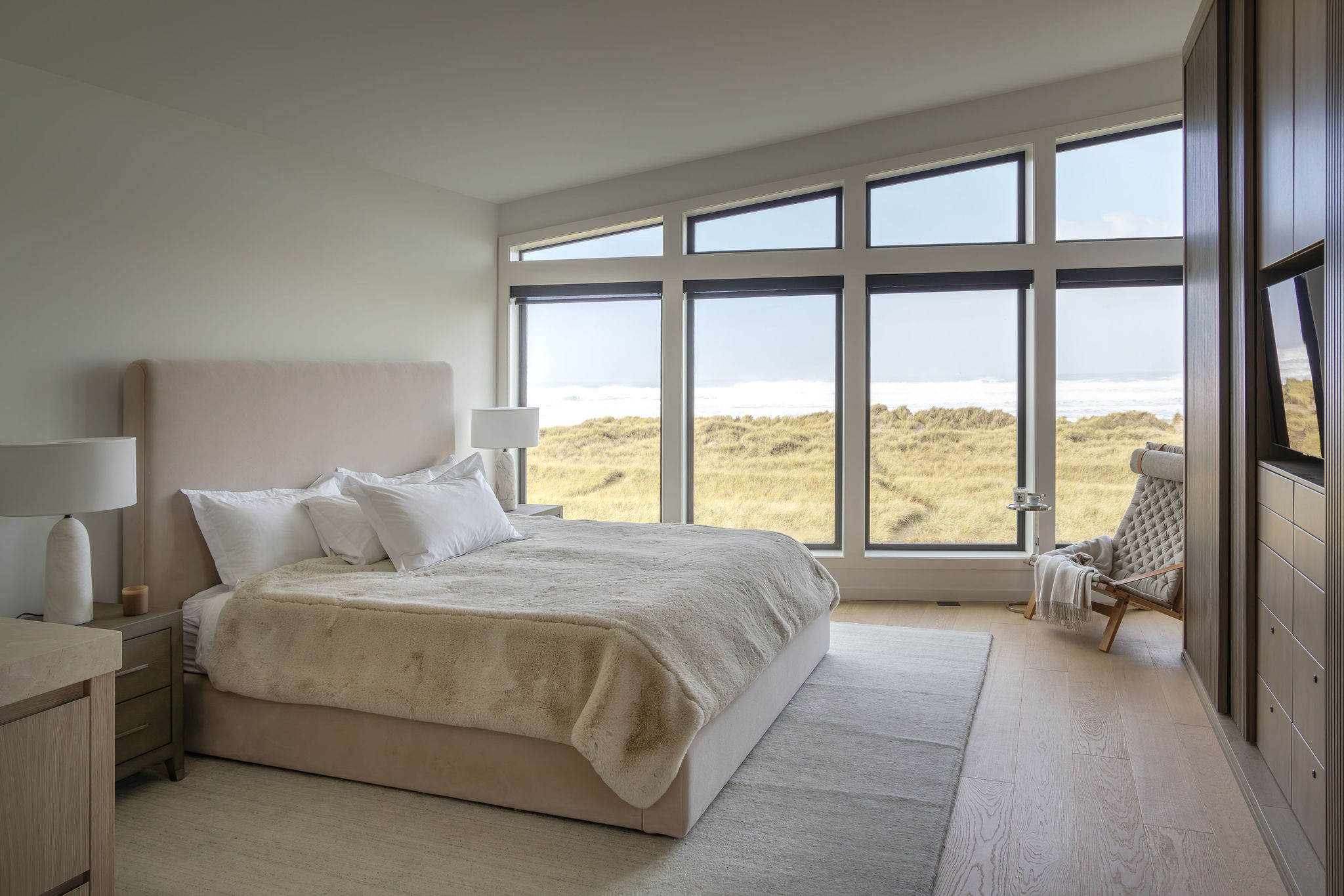 Situated along the Oregon coastline, the Manzanita residence reflects a refined Japandi sensibility - minimal, natural, and deeply tranquil. Natural materials, soft textures, and an airy neutral palette create a calm, timeless refuge that mirrors the rhythm of the ocean just beyond the windows.