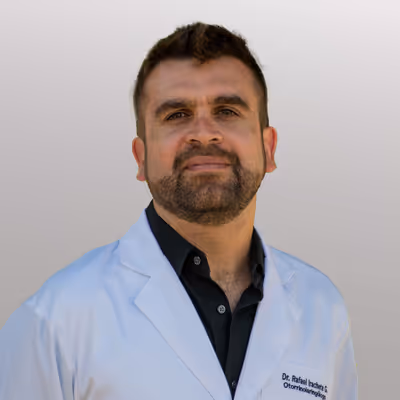 Hoy destacamos al Dr Mauricio Alarcón:  Un médico que combina su pasión por la medicina con un enfoque humano y cercano, transformando vidas desde Saludtech. Con más de 15 años de experiencia y 12 años como salubrista, Mauricio es mucho más que un doctor: es alguien que acompaña, escucha y conecta profundamente.