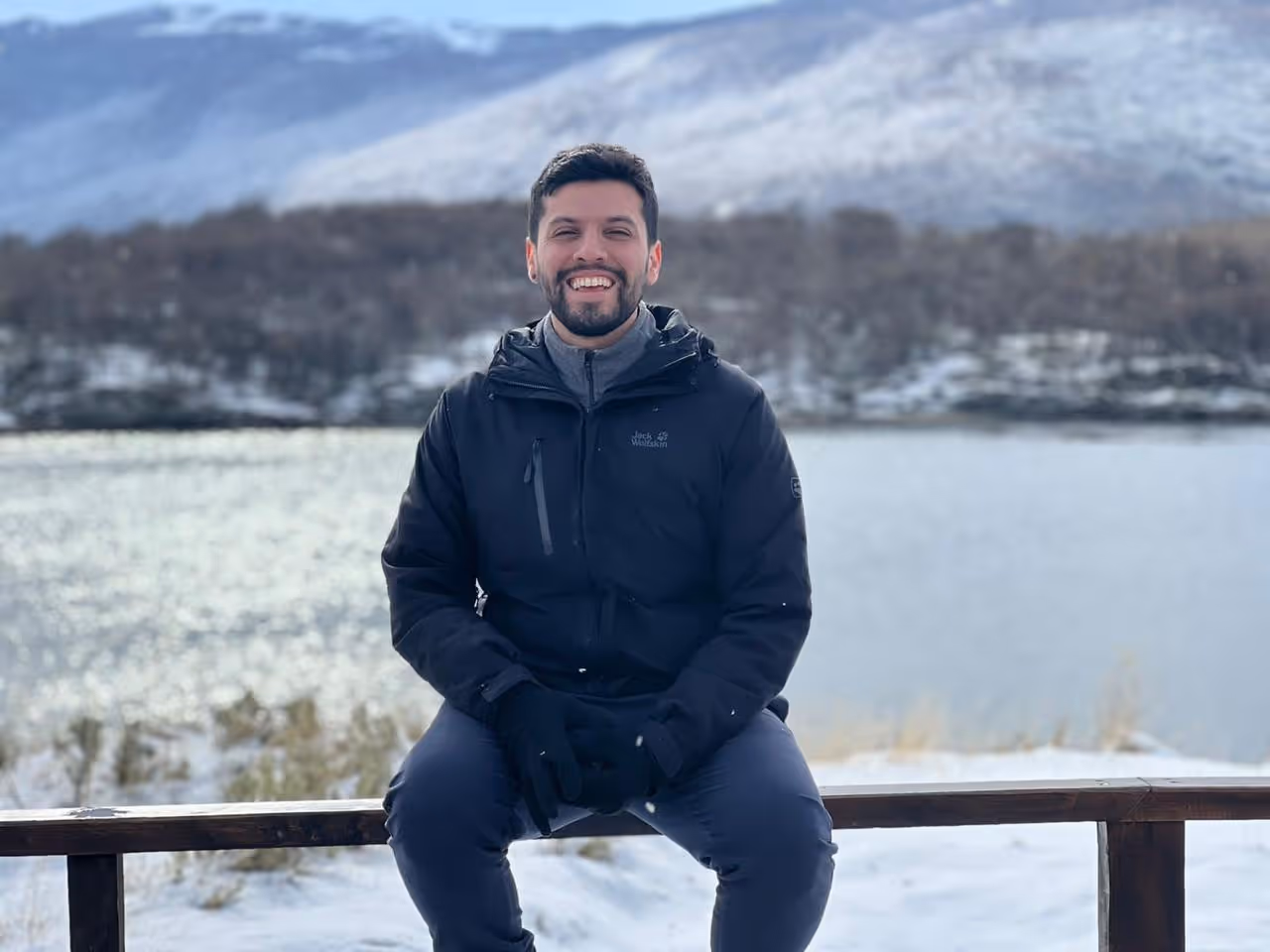 Hoy destacamos al Dr Mauricio Alarcón:  Un médico que combina su pasión por la medicina con un enfoque humano y cercano, transformando vidas desde Saludtech. Con más de 15 años de experiencia y 12 años como salubrista, Mauricio es mucho más que un doctor: es alguien que acompaña, escucha y conecta profundamente.