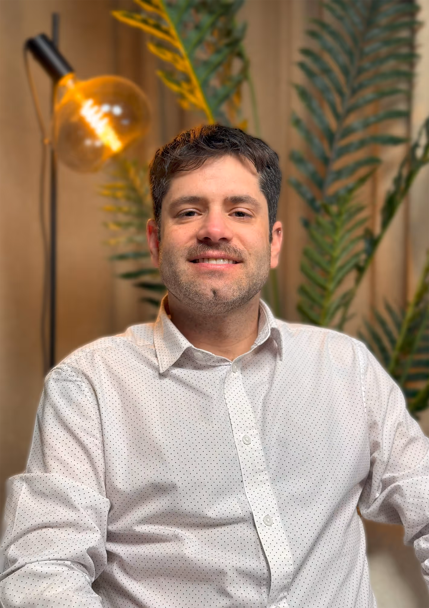 Hoy destacamos al Dr Mauricio Alarcón:  Un médico que combina su pasión por la medicina con un enfoque humano y cercano, transformando vidas desde Saludtech. Con más de 15 años de experiencia y 12 años como salubrista, Mauricio es mucho más que un doctor: es alguien que acompaña, escucha y conecta profundamente.