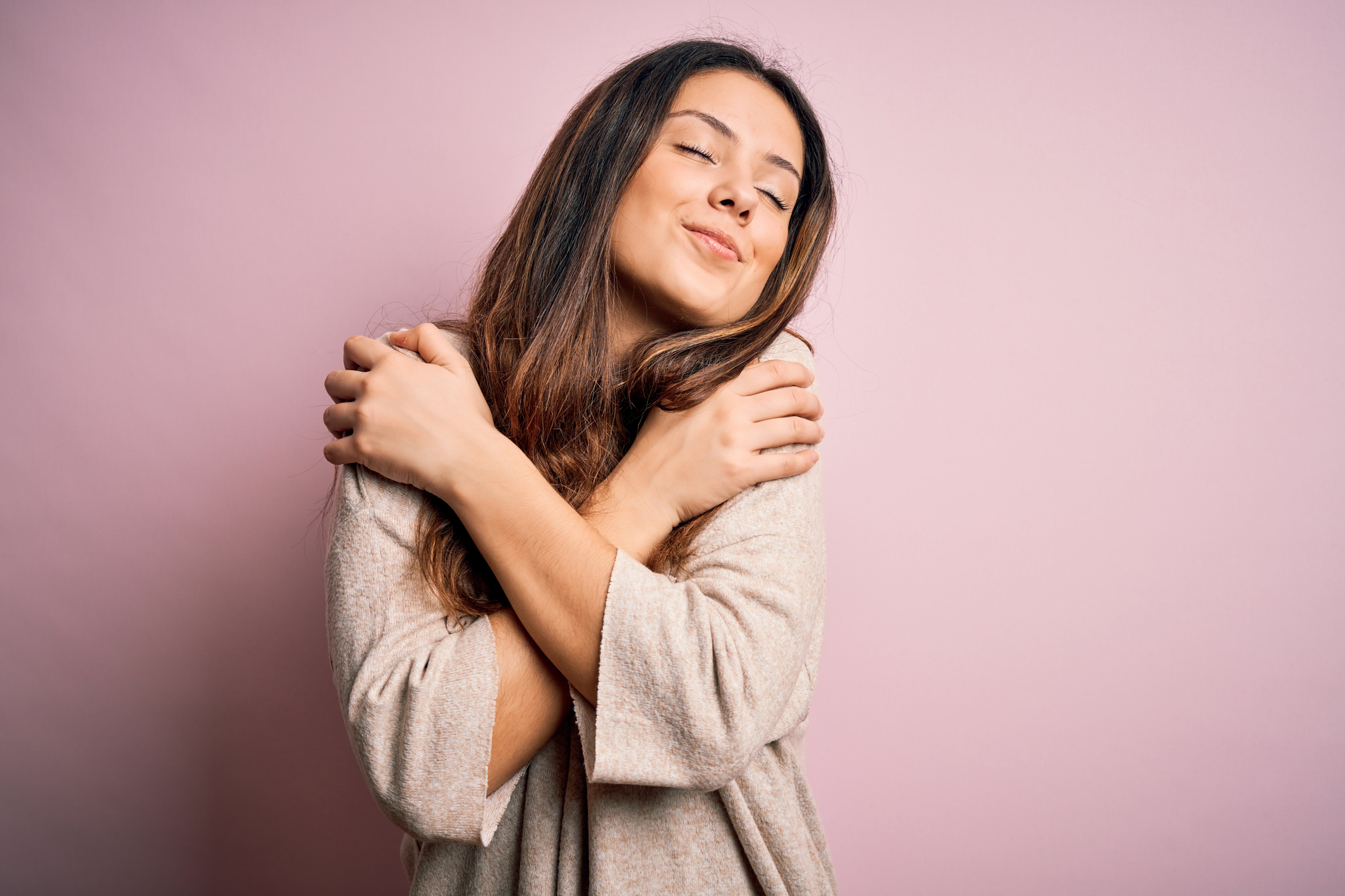 Mujer abrazándose