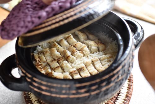 ぷりっと脂ののった穴子を白焼きにして炊き込みご飯に。調味料は塩と淡口しょうゆだけ。喫禾了の出汁も味の決め手に☆香りとうま味の競演です。